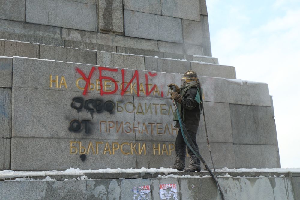 Паметникът бе почистен и върнат в стария му облик