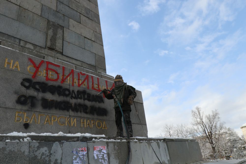 Паметникът бе почистен и върнат в стария му облик