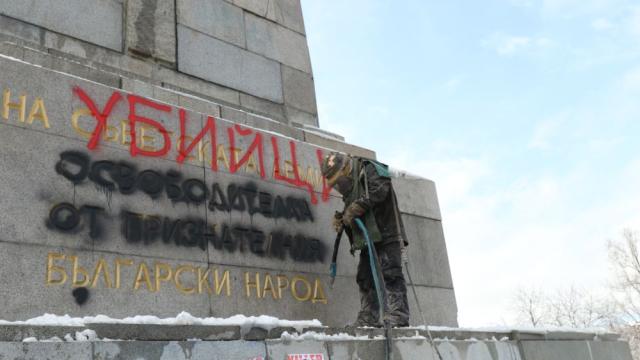 На чисто: Премахнаха надписите от паметника на Съветската армия (СНИМКИ)