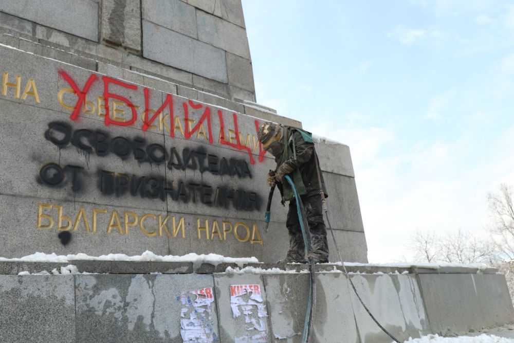 Тази сутрин паметникът на Съветската армия бе почистен и върнат в стария му облик