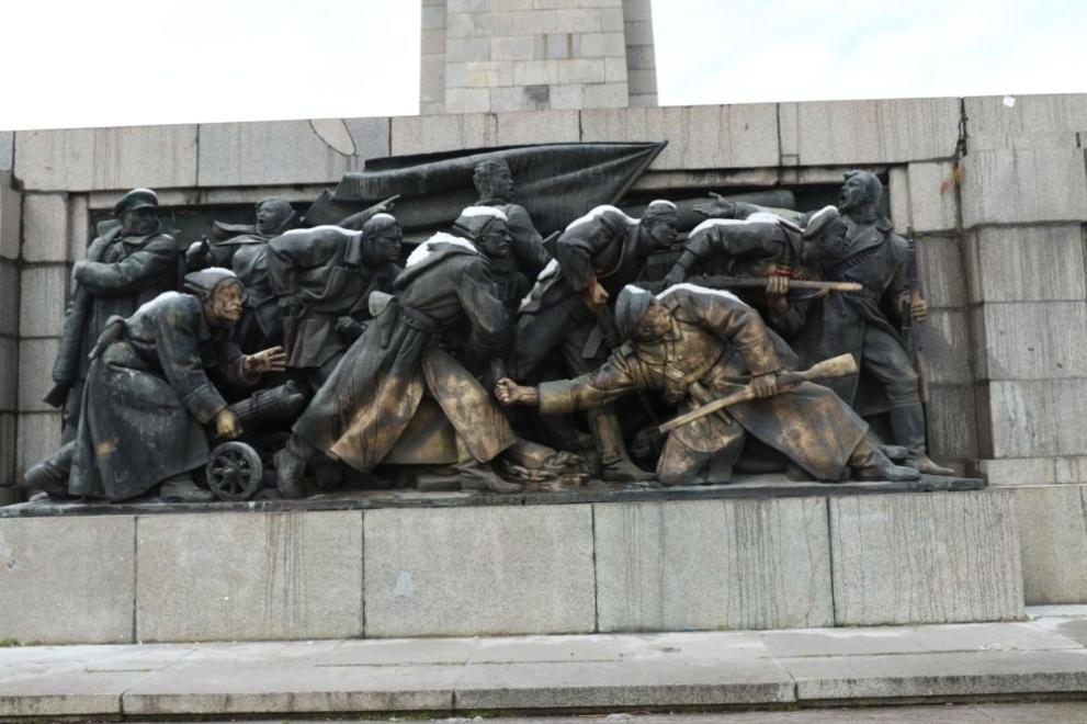 Във връзка с оскверняването на съветски паметници в София Русия