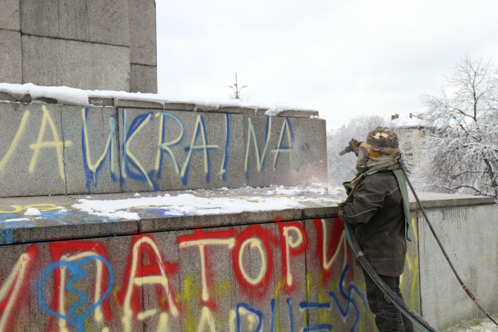 Преди дни паметникът на Съветската армия в София осъмна боядисан в синьо-жълто, цветовете на флага на Украйна