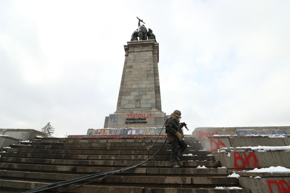 Преди дни паметникът на Съветската армия в София осъмна боядисан в синьо-жълто, цветовете на флага на Украйна