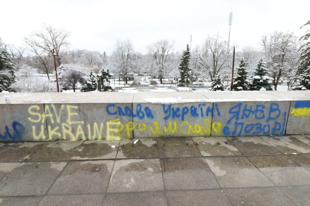 Преди дни паметникът на Съветската армия в София осъмна боядисан в синьо-жълто, цветовете на флага на Украйна