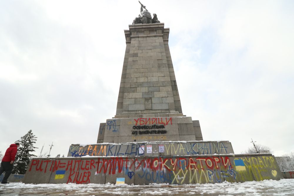 Преди дни паметникът на Съветската армия в София осъмна боядисан в синьо-жълто, цветовете на флага на Украйна