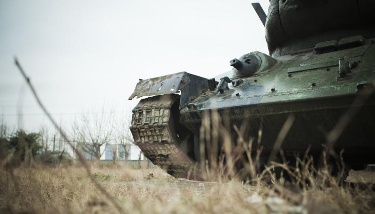 танк - Роми задигнаха руски танк с трактор (ВИДЕО)