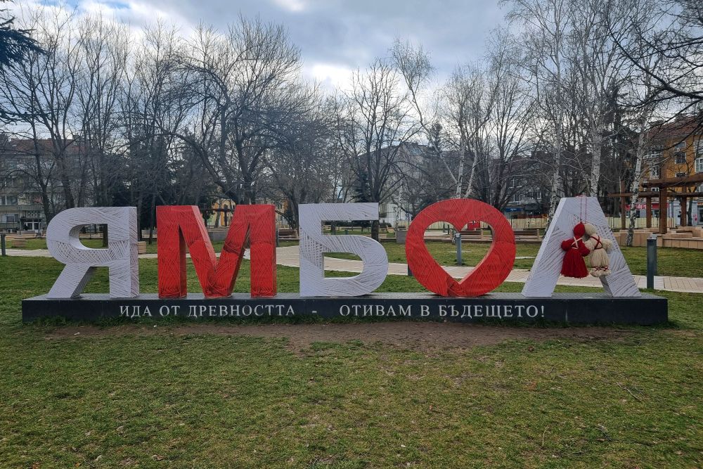 В Ямбол мартенската украса е една от най-красивите