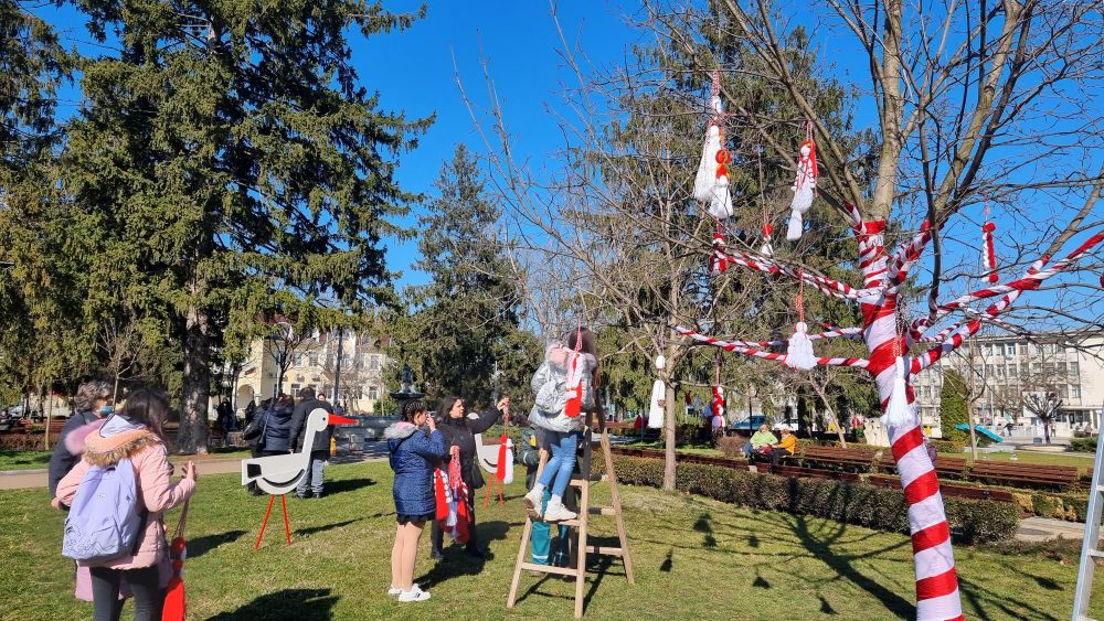 Възпитаници на Школата по приложни изкуства към Центъра за работа с деца украсиха с мартеници Дървото на Европа в Разград