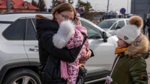 Жена и 8 годишното й дете идващи от украинската столица Киев