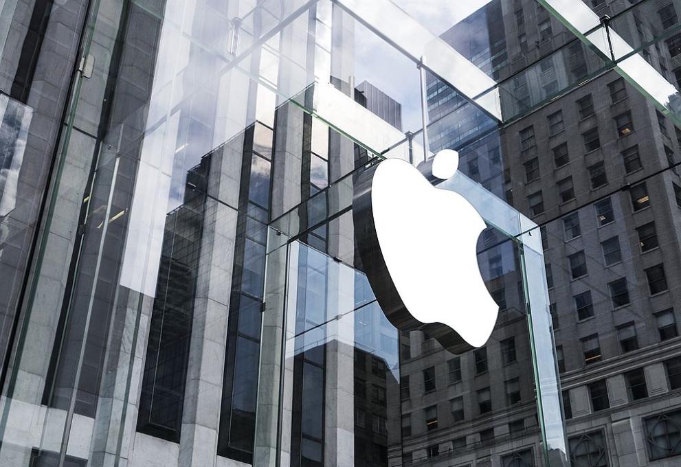 Техническият гигант Apple обяви във вторник спиране на всички продажби