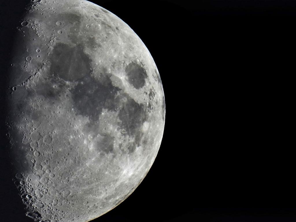 Луната единственият естествен спътник на Земята оказва значително влияние върху