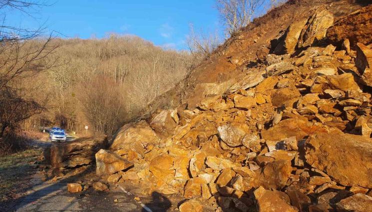 свлачище - ОПАСНА СИТУАЦИЯ: Свлачище затвори важен пътен участък!