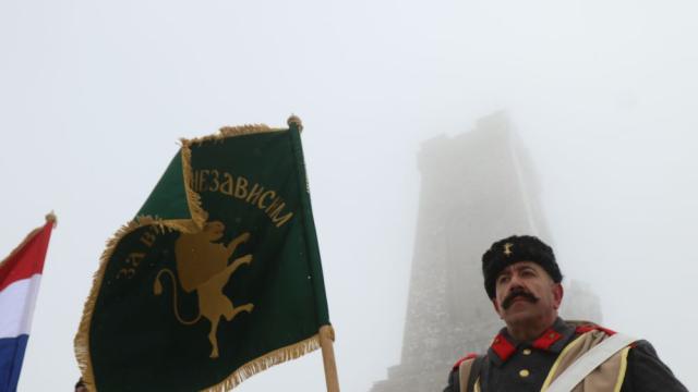 На връх Шипка: България почита паметта на героите, жертвали живота си за свободата ни (СНИМКИ)
