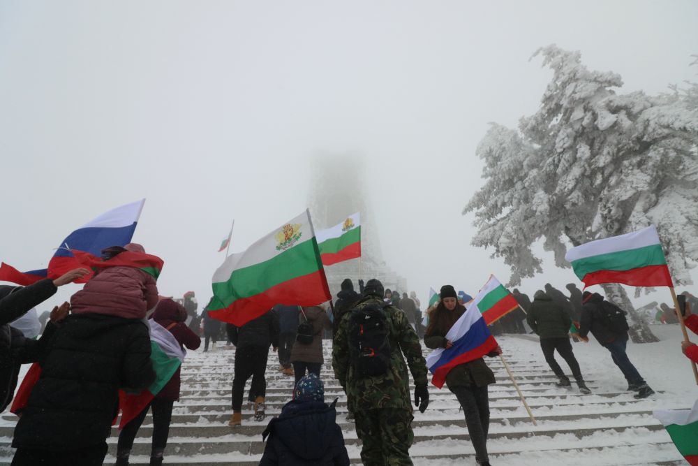 Стотици се качиха на Шипка на националния празник