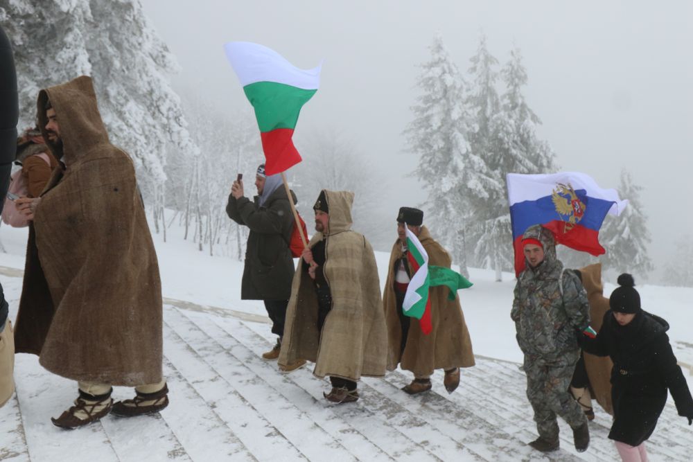 Стотици се качиха на Шипка на националния празник