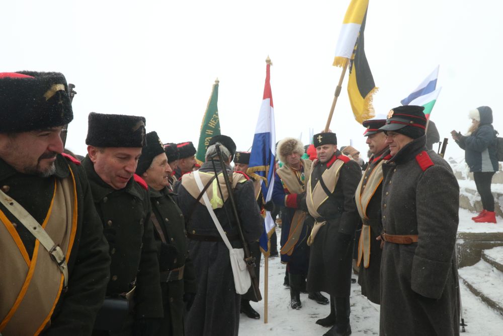 Стотици се качиха на Шипка на националния празник