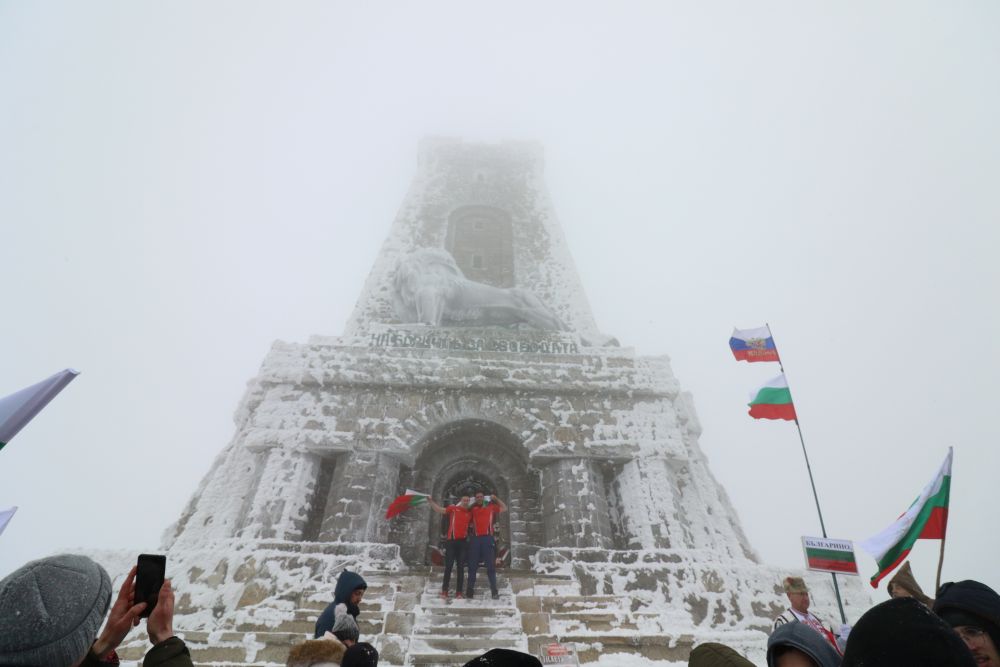 Стотици се качиха на Шипка на националния празник