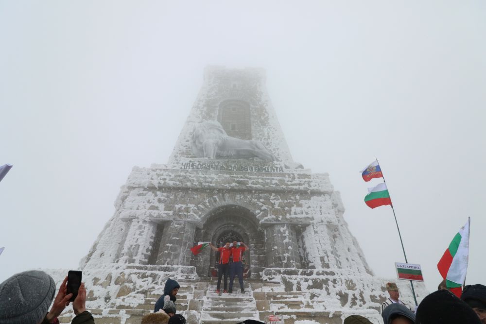 Стотици се качиха на Шипка на националния празник