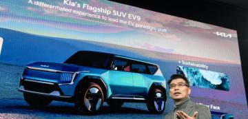 <p>Президентът на Kia Хо Сун Сон, а на голямата снимка се вижда концепцията на бъдещия SUV ЕV9, който ще бъде топ моделът на марката от следващата година.</p>
