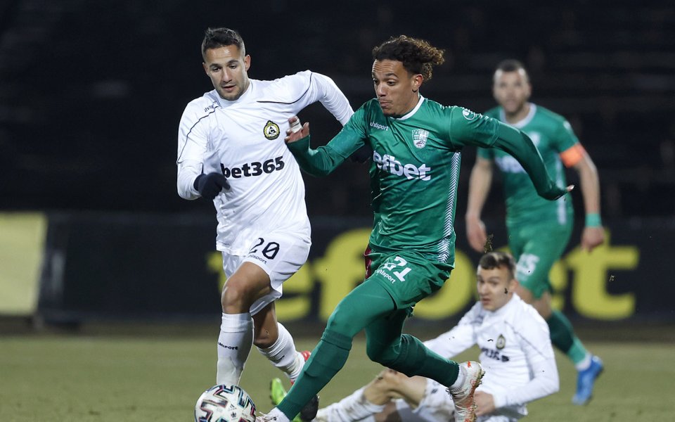 Футболистът на Берое Кийлън Лебон има две оферти от турски