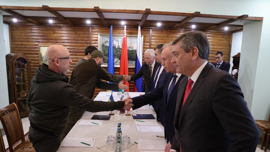 <p>Украйна и Русия се споразумяха да отворят хуманитарни коридори</p>