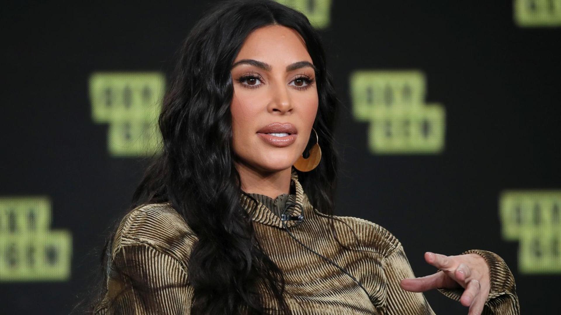 Ким Кардашиян свидетелства пред съд в Париж срещу десетима обвиняеми