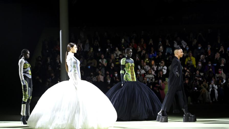 "Балмен" призова за мир и истина с ревюто си на Парижката седмица на модата