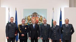 Радев награди директора на пожарната в Кюстендил съобщиха от полицията