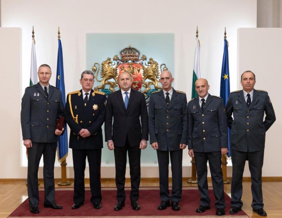 Радев награди директора на пожарната в Кюстендил, съобщиха от полицията.