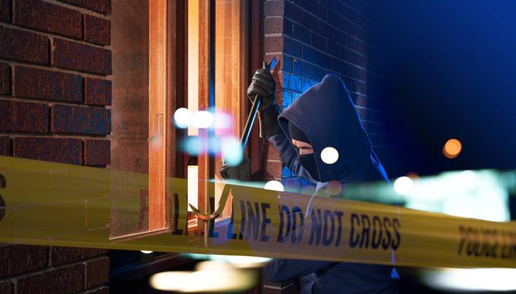 Кражба - Англичанин обра кръчма и скри плячката в чорапите си 