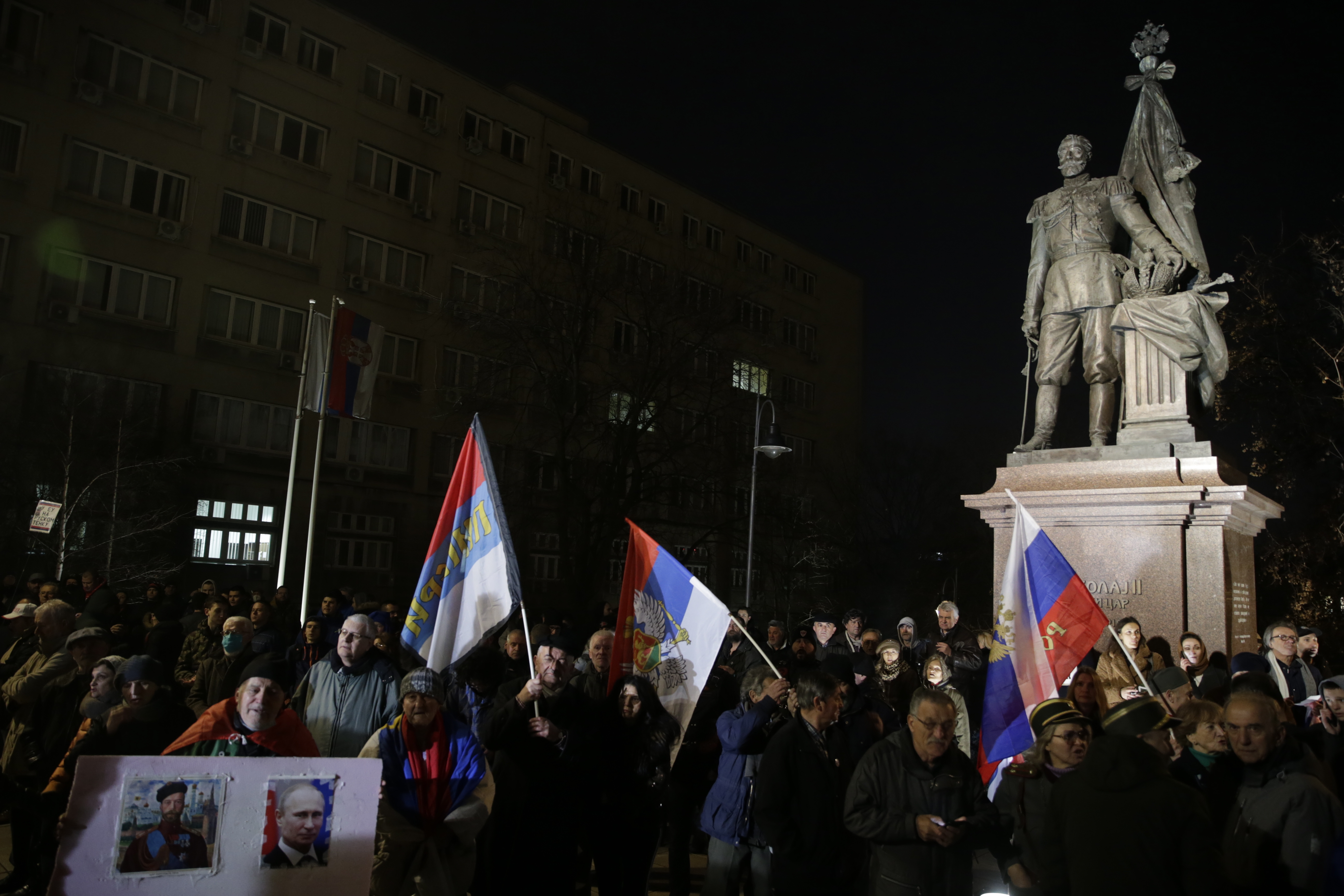 <p>Около хиляда души се събраха вчера вечерта в Белград, за да изразят подкрепата си към руския президент Владимир Путин и руската инвазия в Украйна, както и враждебното си отношение към НАТО</p>