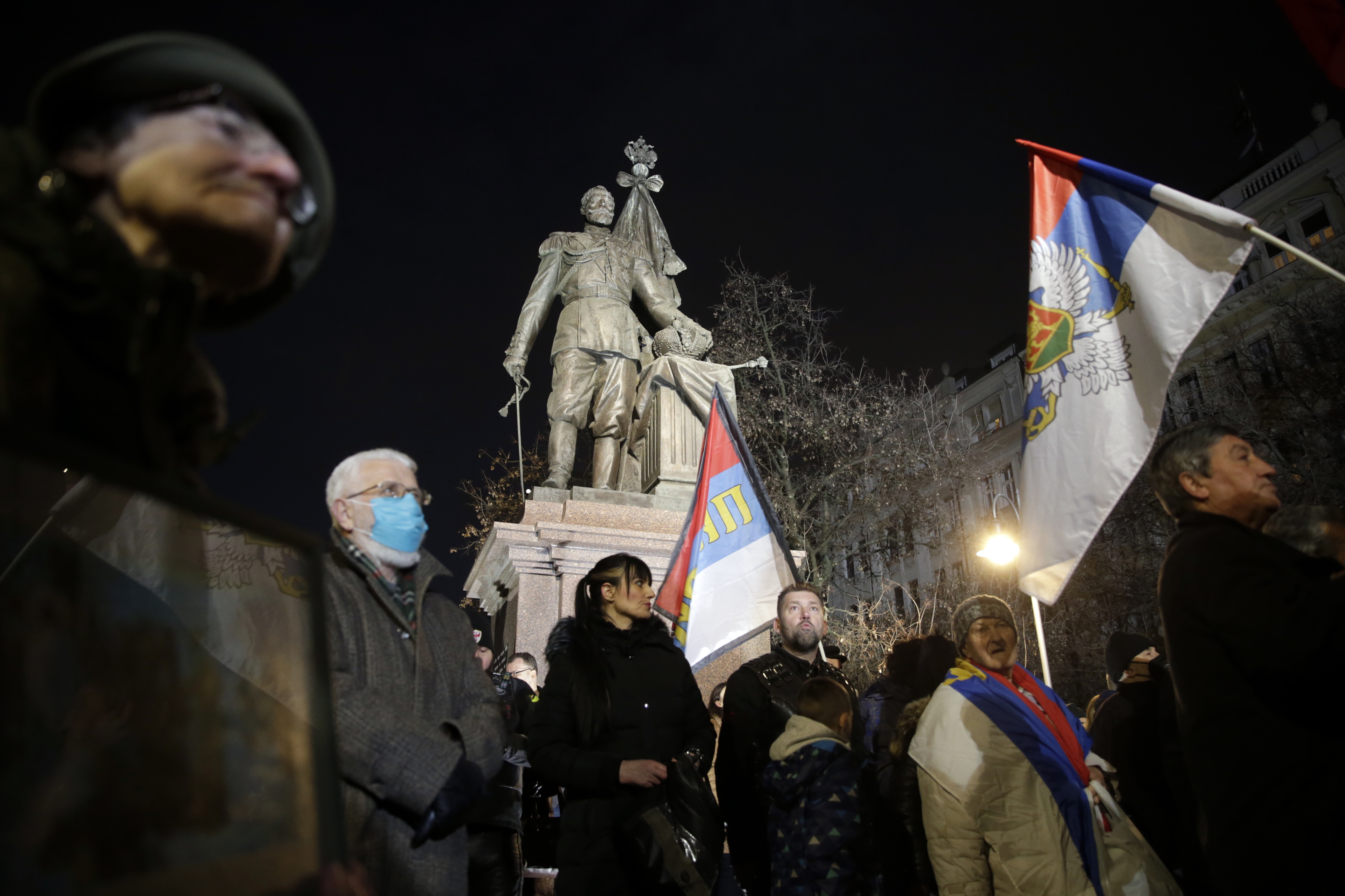 <p>Около хиляда души се събраха вчера вечерта в Белград, за да изразят подкрепата си към руския президент Владимир Путин и руската инвазия в Украйна, както и враждебното си отношение към НАТО</p>