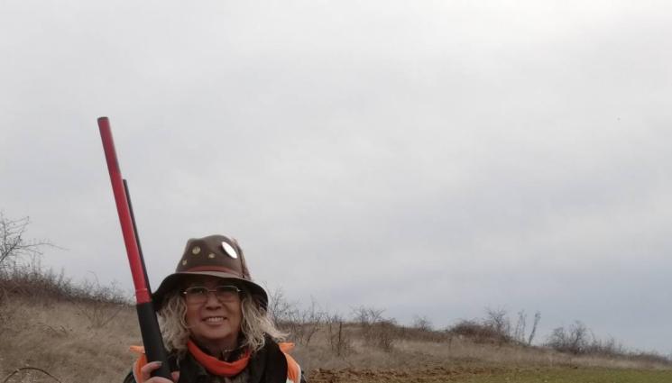 Уикенд - КАТО ПО ЧУДО! Дама ловец два пъти оцелява след среща с мечка