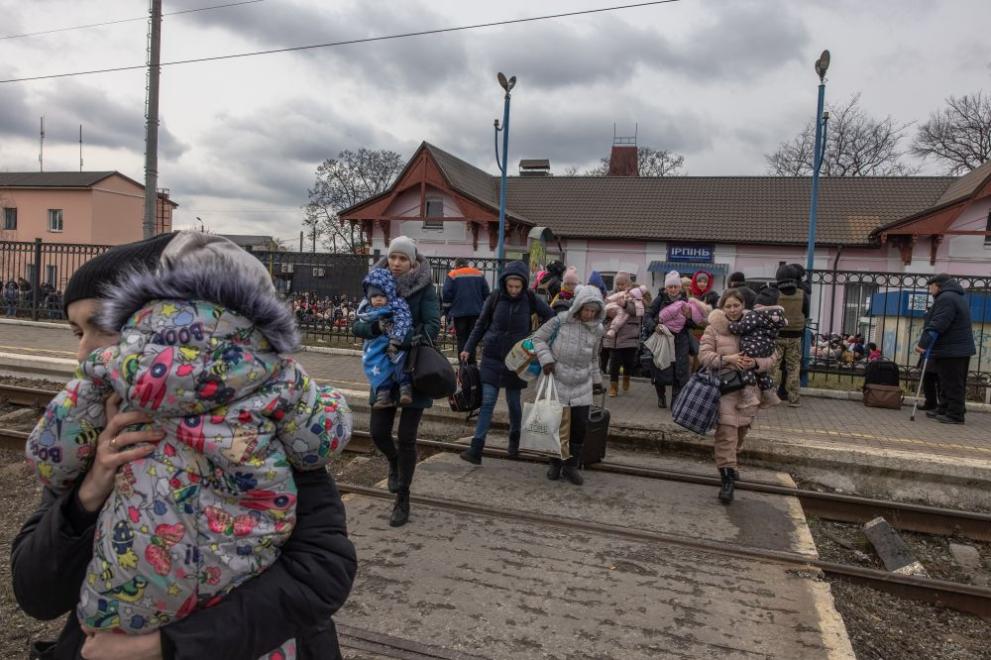 Украйна съобщи днес, че подновява евакуацията на цивилни по три