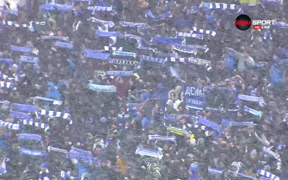 Футболистите на Левски и ЦСКА излязоха в дербито със специални