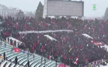 Феновете на ЦСКА издигнаха духовит транспарант за Мъри Стоилов по