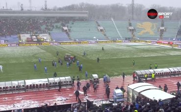 На почивката на дербито на терена на Васил Левски влезе