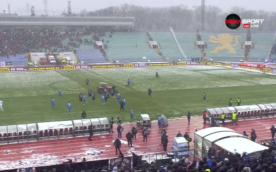 На почивката на дербито на терена на "Васил Левски" влезе