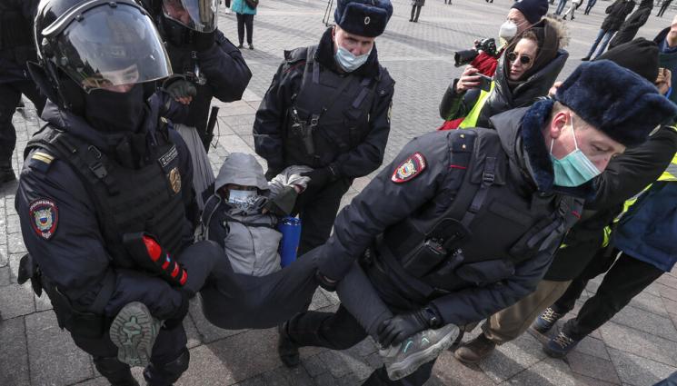 протести война - Повече от 2 000 задържани в Русия по време на протести срещу войната, провели се на различни места в страната. Официалните власти не дават точна информация