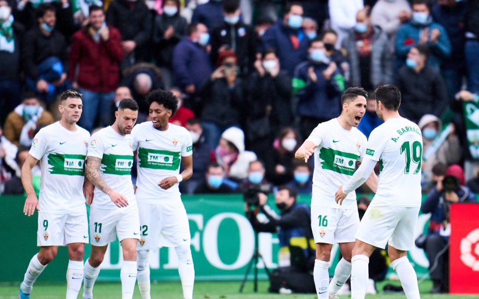 Отборите на Елче и Барселона играят при в сблъсък от