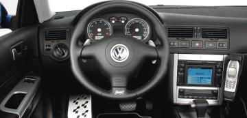 <p>Volkswagen Golf R32</p>