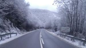 960 снегопочистващи машини обработват пътните настилки в районите със снеговалеж