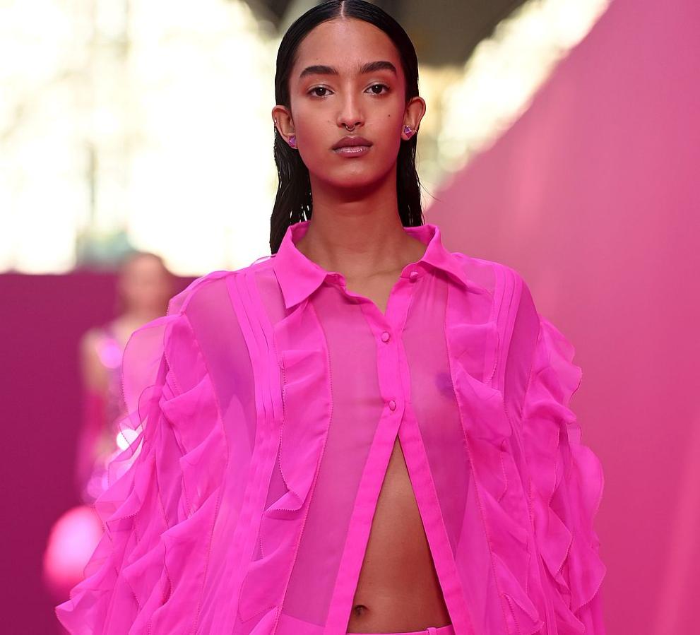 Италианската модна къща “Валентино представи “живот в розово на Седмицата