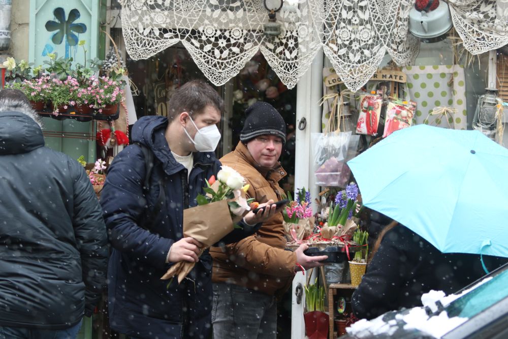 Много мъже взимаха цвете по избор за най-важните жени в своя живот