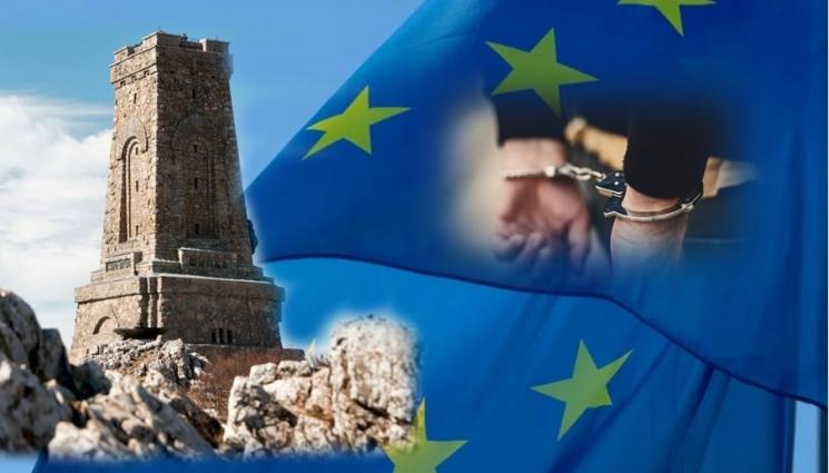 Шипка арест мъж - ВАНДАЛИЗЪМ: Полицията издири мъж, опетнил знамето на ЕС на връх Шипка, щракват му белезниците