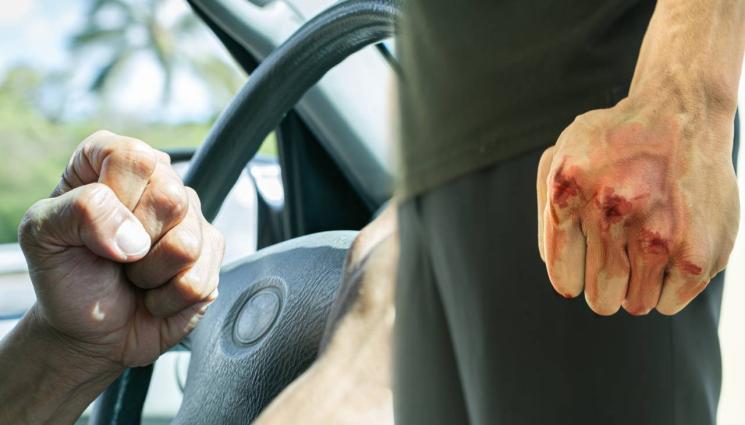 насилие път - ПАК МУТРЕНСКО МЕЛЕ НА ПЪТЯ! Двама с мощни джипки нападнаха млад мъж