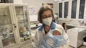 Жена бягаща от войната в Украйна роди здраво бебе в