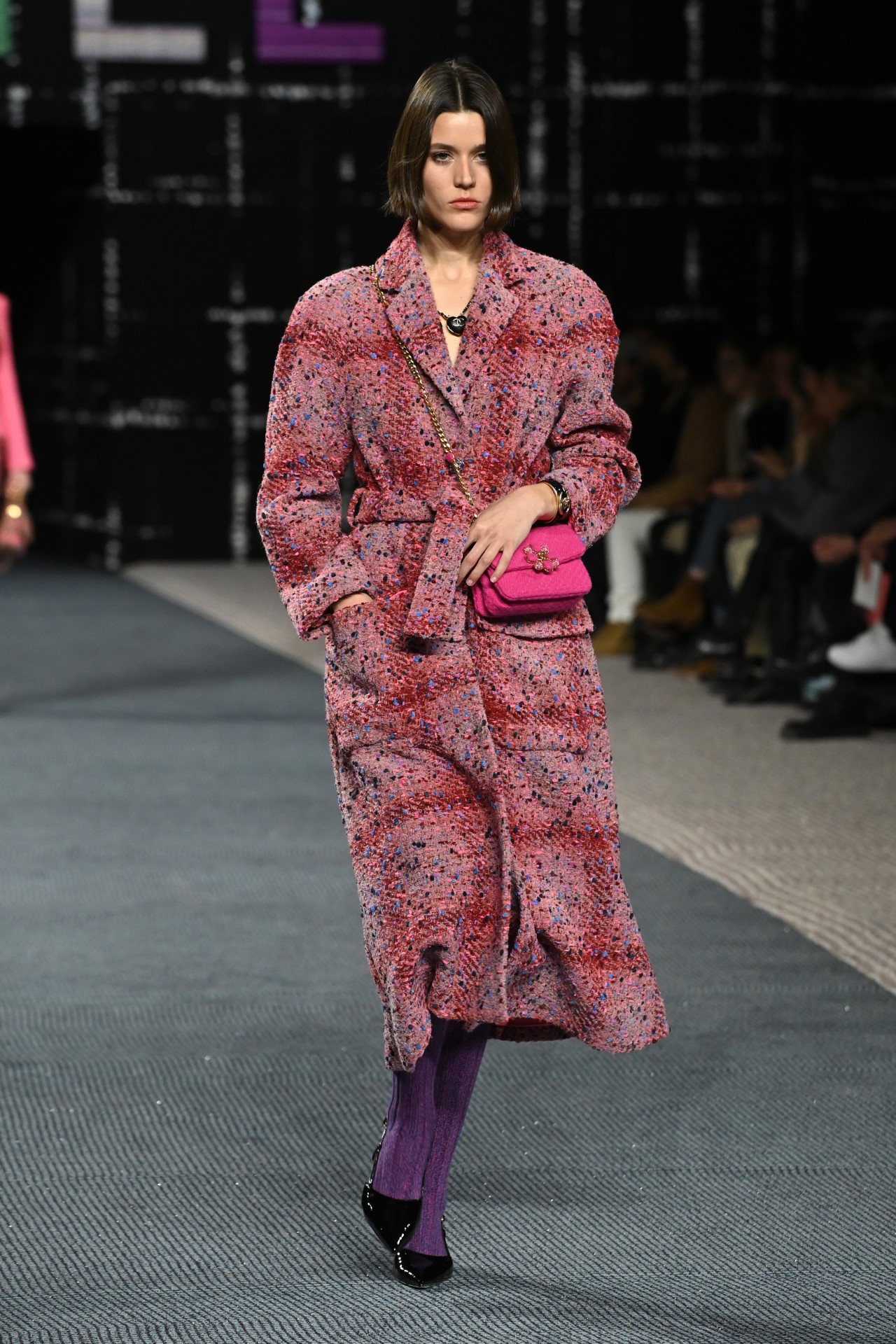<p>Костюми, палта, панталони: жената на &quot;Шанел&quot; е облечена в туид в нюанси от шотландски пейзажи, както когато Габриел &quot;Коко&quot; Шанел си присвоява дрехи на херцога на Уестминстър, в колекцията за сезон есен-зима 2022/2023, представена в рамките на Парижката седмица на модата</p>