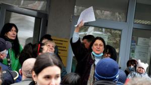 Десетки украинци се събраха пред отдел Миграция към Пето Районно