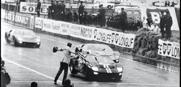 <p>Финалът с първите три места на Ford GT40 през 1966 г. в Льо Ман.</p>
